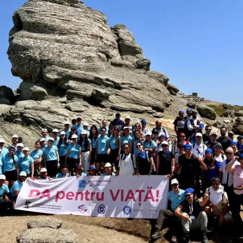 oameni alături de medici și voluntari au urcat pe vârful Omu pentru a promova donarea de organe