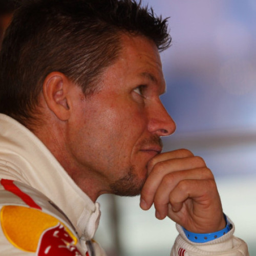 Felix Baumgartner, sportivul celebru pentru recordurile sale din zboruri din stratosferă, a murit într-un tragic accident în Italia. Tragedia s-a petrecut în Porto Sant'Elpidio, unde se afla în vacanță alături de partenera sa, Mihaela Rădulescu. Potrivit publicației austriece Kronen Zeitung, accidentul s-a produs când parapanta motorizată pe care o avea a fost implicată într-un incident fatal. Ancheta este în curs de desfășurare, iar autoritățile analizează ultimele imagini înregistrate de camera atașată de aparatul lui Baumgartner pentru a stabili cauzele exacte ale prăbușirii.