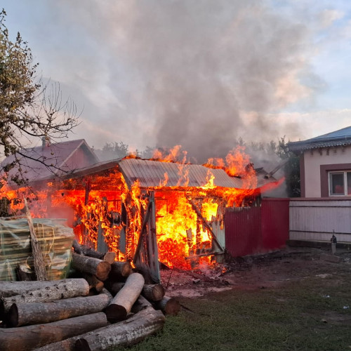 Incendiu în gospodăria din Lisna: pagube semnificative, pompierii au intervenit rapid