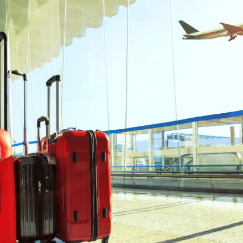 Aeroporturile din Uniunea Europeană se pregătesc pentru relaxarea regulilor privind transportul lichidelor în bagajul de mână. Potrivit digi24.ro, noile sisteme de scanare avansate vor permite pasagerilor să nu mai arunce apa sau alte lichide în recipiente de maximum 100 ml la controlul de securitate, o dată ce aceste tehnologii vor fi implementate pe scară largă.