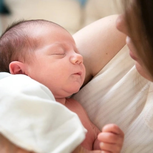 Începând cu 1 august 2025, indemnizația pentru părinți în concediu de creștere a copilului va fi impozitată cu CASS de 10%