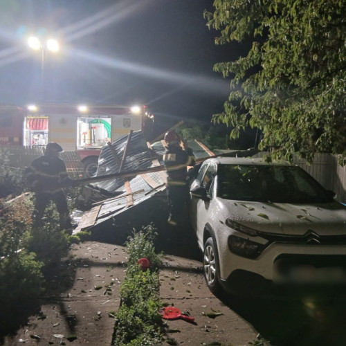 Vântul puternic din noaptea de luni spre marți a provocat pagube în mai multe zone din județ. La Grivița, acoperișul unui adăpost pentru animale a fost ridicat de vijelie și aruncat la câteva zeci de metri distanță, creând pericol pentru clădirile din jur și pentru autovehiculele parcate în apropiere. Conform notează site-ul viata-libera.ro, din fericire, din cauza orei târzii, nu s-au înregistrat victime în zonă.