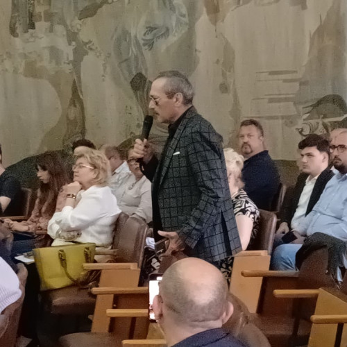 directorul Școlii Populare de Arte "George Enescu" din Botoșani renunță la conducere