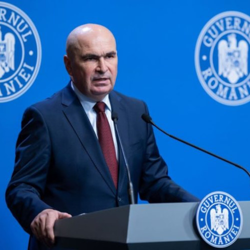 Prim-ministrul Ilie Bolojan a susținut o conferință de presă la Palatul Victoria, abordând mai multe subiecte de actualitate. Unul dintre principalele discuții a fost despre reforma pensiilor speciale. În cadrul acesteia, Executivul propune creșterea vârstei de pensionare pentru magistrati și limitarea pensiilor, astfel încât acestea să nu mai depășească salariul ultimului an de muncă.