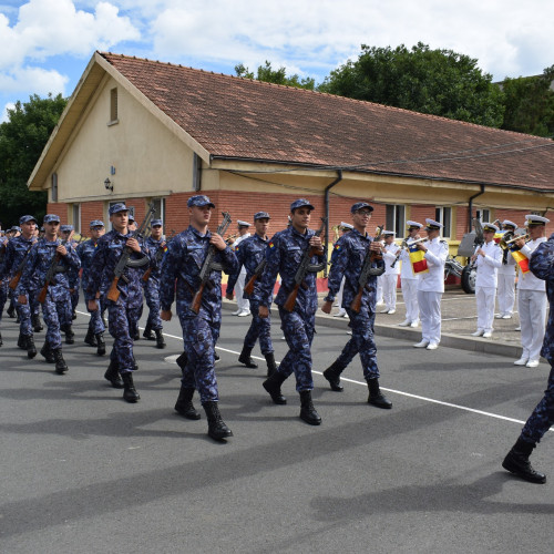 100 de elevi militari au promovat studiile în 2025, fiind absolvenți atât ai școlii din cadrul Ministerului Apărării Naționale, cât și ai Ministerului Afacerilor Interne. Potrivit ziarulamprenta.ro, dintre aceștia, 95 sunt absolvenți ai școlii militare pentru Ministerul Apărării Naționale, iar cinci pentru Ministerul de Interne. După absolvire, aceștia vor primi grade militare de maistru militar clasa a V-a, respectiv agent, și vor fi distribuiți în unități ale Forțelor Navale Române și ale Poliției de Frontieră.