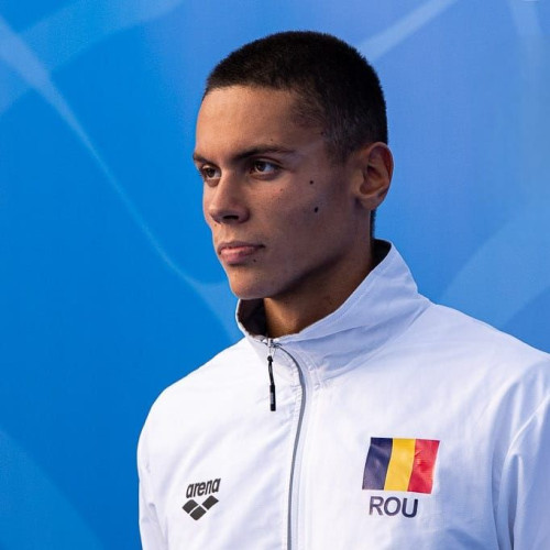 David Popovici, campionul național al României la înot, a câștigat o nouă medalie de aur. El s-a impus în finala la 200 metri liber la Campionatul Mondial de la Singapore, noteaza vrancea24.ro. Înotătorul român a încheiat cursa cu timpul de 1:43:53.