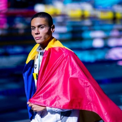 David Popovici, după o cursă spectaculoasă la europenele U23 de la Samorin, a fost aproape de a câștiga medalia în ultimii metri, fiind sub presiune din cauza celui mai bun timp al anului. Potrivit ziarulamprenta.ro, tânărul înotător a avut în spatele său pe Luke Hobson până în ultimele momente ale cursei, iar lungimea decisivă de bazin a fost una impresionantă.