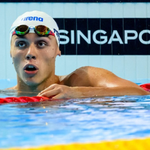 David Popovici, câștigătorul medaliei de aur la campionatele mondiale de natație din Singapore, a reușit o performanță remarcabilă la proba de 200 de metri liber. Tânărul înotător român, în vârstă de 20 de ani, a reușit să câștige cu timpul de 1:43.53, chiar în ziua în care a fost marcată Ziua Imnului Național al României.