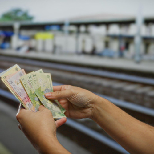 CFR Călători și operatorii privați de transport feroviar vor crește prețurile biletelor începând cu 1 august, ca urmare a majorării cotei de TVA de la 19% la 21%. Potrivit CFR Călători, scumpirile vor ajunge până la 3 lei pentru biletele de clasa a II-a și până la 4,5 lei pentru cele de clasa I.