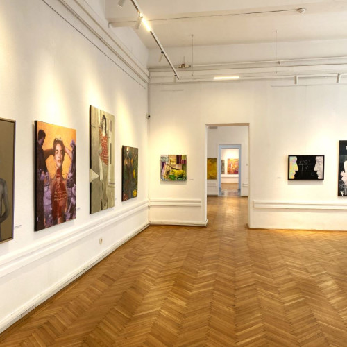 Expoziția de la muzeul din Constanța a transformat spațiile de la parter și de la ultimul etaj într-un adevărat spațiu de exprimare artistică. Potrivit ziarului amprenta, evenimentul propune o discuție vie între valorile clasice și noile inițiative artistice, oferind publicului o imagine amplă asupra scenei de pictură contemporană românească.