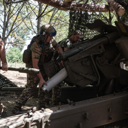 Președintele Ucrainei, Volodimir Zelenski, a promulgat o lege care permite cetățenilor de peste 60 de ani să se înscrie voluntar în armată pe durata legii martiale. Potrivit spuselor sale, această măsură vizează completarea deficitului de personal din unitățile tehnice și de suport, fără a impune o limită maximă de vârstă pentru serviciul militar.