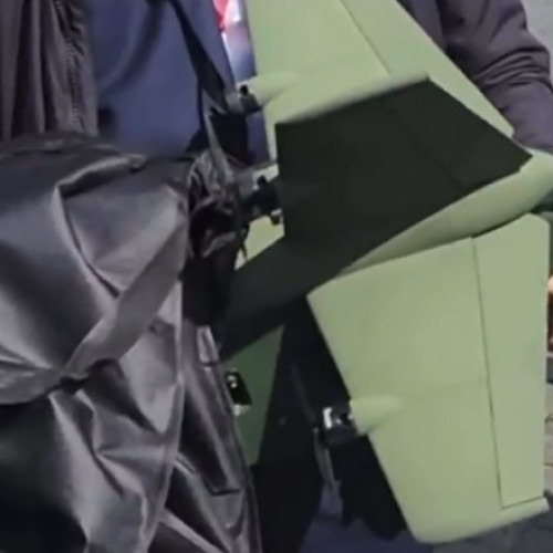 un interceptor portabil de drone observat la un agent din echipa de securitate a lui Vladimir Putin în timpul vizitei la Sankt Petersburg