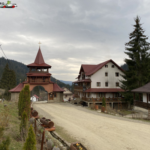 Pompierii din Neamț intervin pentru stingerea unui incendiu la o chilie de la mănăstirea Paltin