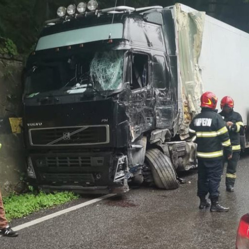 Trafic blocat temporar pe DN 11, în Poiana Șarata, județul Bacău, din cauza unui accident