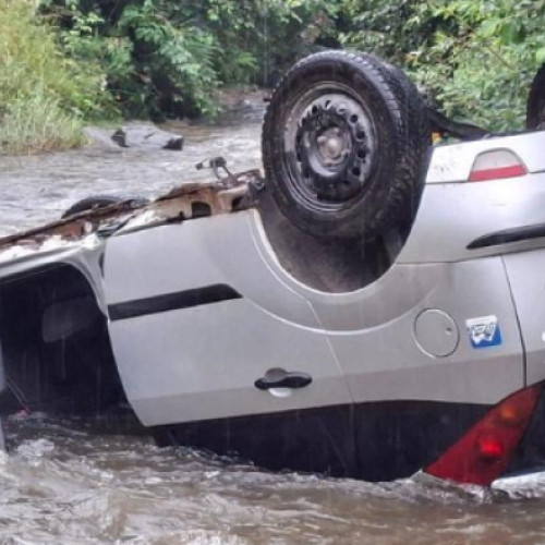 Accident rutier în județul Hunedoara: o mașină rasturnată în albia râului Jiu