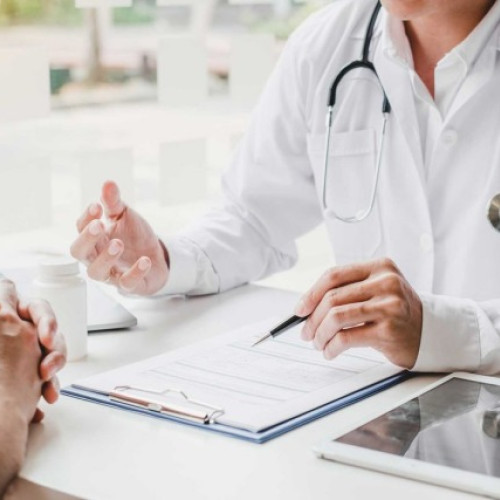 În localitatea păreau, nu există în prezent un medic de familie activ, ceea ce creează dificultăți importante pentru locuitori. Conform Direcției de Sănătate Publică Brașov, această situație afectează accesul la servicii medicale esențiale, precum consultări, rețete compensate, monitorizarea bolilor cronice, vaccinări sau supravegherea gravidelor și a copiilor.