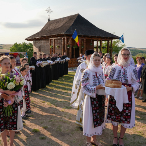 Schitul vechi de la Zimbru, o relicvă a credinței din nordul județului Galați, a fost readus la viață prin măsuri speciale ale Bisericii Ortodoxe. Potrivit unui articol de pe site-ul viata-libera.ro, locul, care a fost mult timp abandonat și profanat, a fost reconstruit și sfințit în ultimii ani, aducând speranță și încredere credincioșilor din zonă.