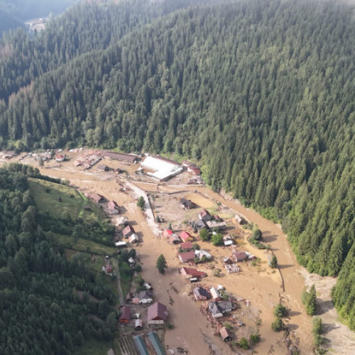 Comitetul Național pentru Situații de Urgență se va reuni marți seara pentru a decide declararea stării de alertă în orașul Brosteni, din județul Suceava, unde inundațiile din duminica precedentă au provocat pagube semnificative.