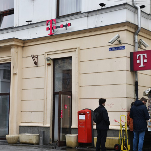 Consiliul Concurenței a aprobat condiționat preluarea Telekom Romania Mobile Communications de către Vodafone România și activele companiei de către Digi România, anunță autoritatea de concurență. Potrivit unui comunicat citat de turnulsfatului.ro, activele Telekom Romania Mobile Communications vizate de Digi constau în drepturile de utilizare a frecvențelor radio, o parte din turnuri, infrastructura și echipamentele lor, precum și întreaga activitate de furnizare a serviciilor de telefonie mobilă prepaid.