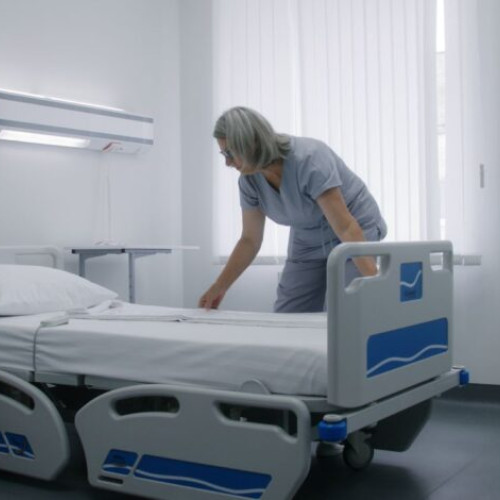 Păuți goale în aproape jumătate dintre spitalele publice din România