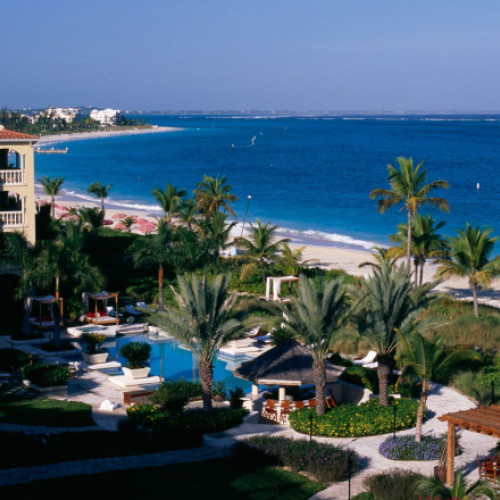 Trei persoane au fost ucise într-un atac armat în Turks și Caicos, o insulă britanică din Caraibe, într-un eveniment considerat primul de acest fel din istoria recentă a teritoriu. Potrivit autorităților, alte zece persoane au fost rănite în timpul incidentului, care a avut loc într-o zonă foarte frecventată de turiști. În acest moment, poliția nu a reținut nicio persoană, chiar dacă cel puțin patru suspecți sunt implicați în cazul, noteaza digi24.ro.