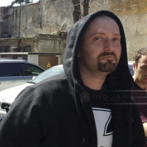 Cheloo, rapperul, a fost reținut de poliție după ce ar fi fost implicat într-un scandal în curtea Catedralei Mântuirii Neamului, afirmă surse judiciare citate de newsbv.ro. Potrivit informațiilor, artistul și-a parcat autoturismul în zonă și, în timpul incidentului, a fost supus unui test cu aparatul etilotest, care a indicat prezența drogurilor în organismul său.