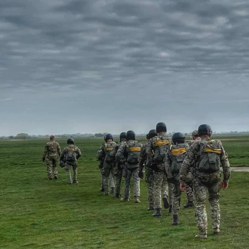 România a depus un portofoliu de proiecte pentru dezvoltarea industriei de apărare și creșterea mobilității militare către Comisia Europeană, anunță sursa alba24.ro. Potrivit Guvernului, aceste proiecte vor fi finanțate prin mecanismul european Security Action for Europe (SAFE). Aproximativ 70% dintre proiecte vizează achiziția de echipamente militare pentru susținerea industriei naționale, în timp ce restul de 30% sunt dedicate îmbunătățirii mobilității militare, precum transporturile și conectarea logistică.