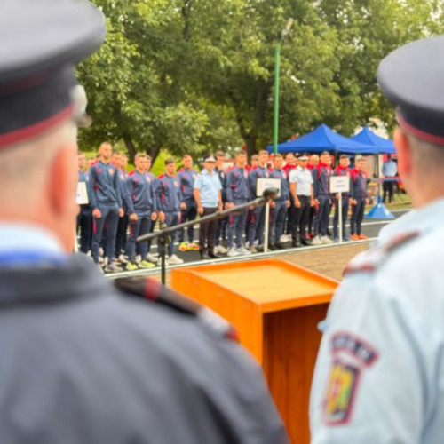 Peste 80 de pompieri din șapte județe ale Moldovei s-au reunit recent la Botoșani pentru a participa la etapa zonală a Concursurilor Serviciilor Profesioniste pentru Situații de Urgență. Evenimentul are scopul de a testa capacitatea fizică și mentală a salvatorilor, în condiții controlate. Reprezentanți ai Inspectoratelor pentru Situații de Urgență din județele Iași, Neamț, Suceava, Bacău, Vaslui, Vrancea și Botoșani își verifică antrenamentul și coeziunea într-o serie de patru probe dure: „Scara de fereastră”, „Pista cu obstacole pe 100 metri”, „Ștafetă 4100 metri” și „Realizarea dispozitivului de intervenție la motopompă”.