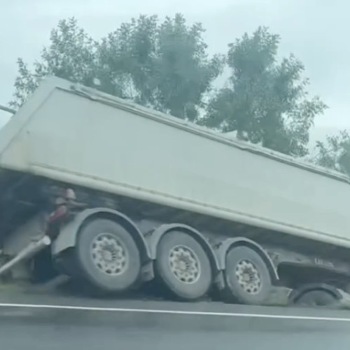 Trafic dificil pe traseul spre Păniceni, miercuri, 30 iulie 2025, după ce o basculantă a ieșit de pe drum și s-a izbit de un copac. Potrivit imaginilor de la fața locului, vehiculul s-a răsturnat, iar momentul a fost surprins de către martori. Un participant la trafic notează că „se circulă, dar greu” prin zona afectată.