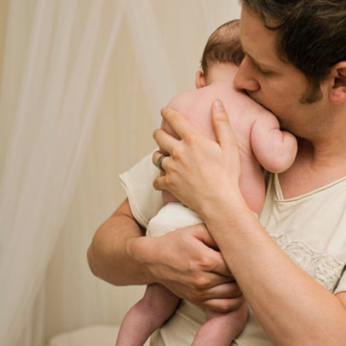 Spania extinde concediul parental pentru mame și tați, incluzând o săptămână suplimentară de concediu după naștere