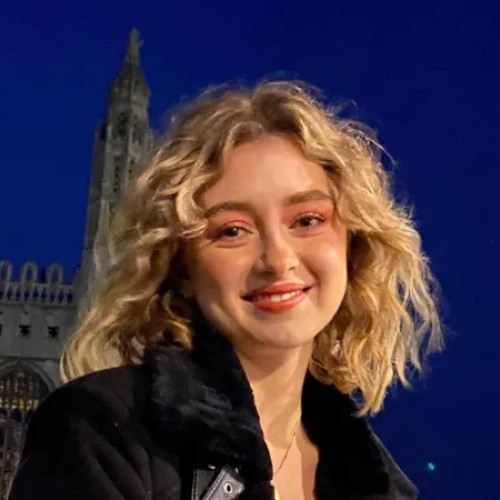 o tânără anti-vaccinistă de 23 de ani moare din cauza unei tumori netratate în Marea Britanie