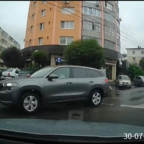 Accident în sens giratoriu în Cluj-Napoca din cauza unui șofer imprudent