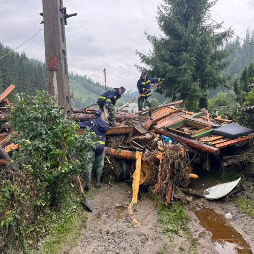 Inundații grave în județul Suceava: echipe de pompieri din Botoșani intervin pentru ajutorarea localității Brosteni