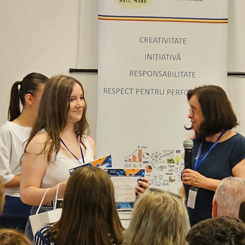 Andreea, elevă de top din țară, a obținut rezultate remarcabile la o competiție națională care a adunat cei mai buni elevi din diferite județe. La probele de chimie, fizică și biologie, ea a fost testată în condiții dure de cunoștințe avansate. Potrivit ziarulamprenta.ro, performanța sa nu s-a rezumat doar la nominalizarea națională, ci a fost recompensată cu două premii speciale pentru cele mai bune lucrări teoretice, în domeniul chimiei și biologiei.