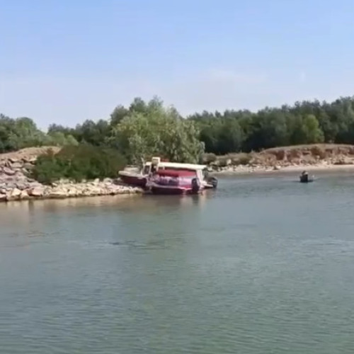 Un militar aflat la conducerea unei ambarcațiuni răsturnate în Delta Dunării săptămâna aceasta a fost reținut pentru 24 de ore, anunță autoritățile. Potrivit informațiilor, el este cercetat pentru ucidere din culpă în urma accidentului, în care și-au pierdut viața patru persoane, printre care și un copil de doar trei ani.