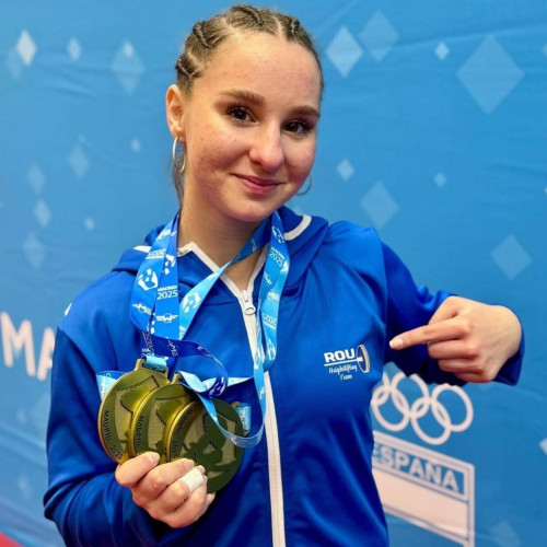 Botoșăneancă cu trei medalii de aur la europenele de haltere U15, desemnată cetățean de onoare al localității natale