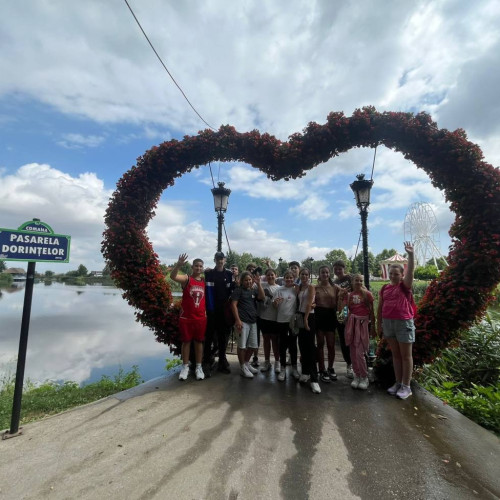 ziua internațională a prieteniei, dansatori din ansamblul "Cununa Nucetului" au sărbătorit legăturile de suflet