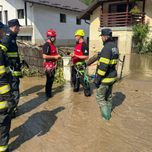 Cel puţin 600 de oameni din Broşteni nu locuiesc momentan în casele lor din cauza inundaţiilor