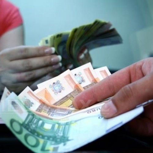 Leul românesc înregistrează tendințe de depreciere în fața euro și a altor valute, afectată de creșterea cererii comerciale și de acțiunile Băncii Naționale a României. Potrivit sursei viata-libera.ro, banca centrală a vândut aproximativ 8 miliarde de euro în luna mai pentru a limita scăderea leului, după primul tur al alegerilor prezidențiale, până când Nicușor Dan a câștigat președinția. Analiștii estimau la acea vreme o creștere a cursului euro la 5,5 sau chiar 6 lei.