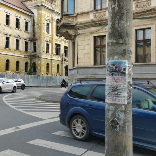 Creșterea amenzilor pentru lipirea afiselor ilegale pe stâlpii din Sibiu