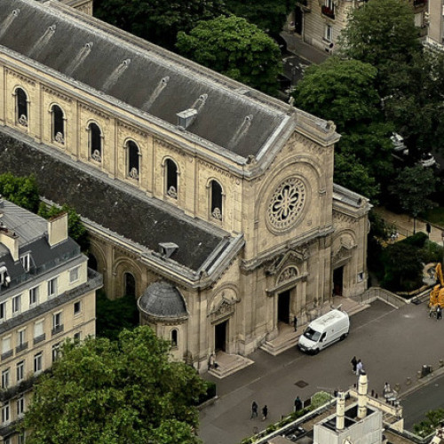 Roman arestat la Paris pentru incendierea unei biserici istorice