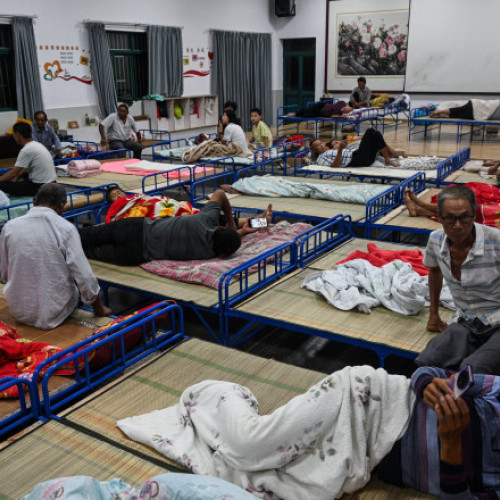 Taifunul Co-May a provocat evacuări masive în Shanghai, aproape 283.000 de oameni fiind nevoiți să părăsească zonele vulnerabile ale orașului, potrivit digi24.ro. Evenimentul a avut loc după ce furtuna a adus ploi intense și vânturi puternice în capitala economică a Chinei, miercuri. Observatorul meteorologic din Shanghai a emis o alertă portocalie, al doilea cel mai înalt nivel de avertizare, pentru furtuni și ploi torențiale, pe măsură ce apele au început să inundese orașul.