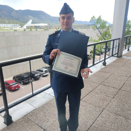 Andrei Octavian Cojocaru, un tânăr din Băbeni, județul Vâlcea, a obținut primul loc în Europa la prestigioasa Academie a Forțelor Aeriene din Statele Unite, în Colorado Springs, una dintre cele mai exigente școli militare din lume. Potrivit sursei asingerj.ro, performanța sa remarcabilă a atras atenția internațională și demonstrează nivelul de excelență atins de un elev român.