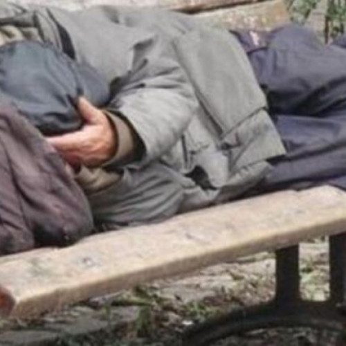 Persoană fără adăpost găsește refugiu în parc, autoritățile sunt rugate să intervină