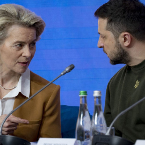 Ucraina intenționează să modifice o lege privind organismele anticorupție, după ce aceasta a stârnit proteste și critici din partea partenerilor internaționali, anunță ministrul de externe Andrii Sibiha, citat de AFP. Potrivit sursei digi24.ro, legea adoptată pe 22 iulie și promulgată ulterior prevedea subordonarea Biroului Național Anticorupție (NABU) și a Procuraturii Specializate Anticorupție (SAP) directă a procurorului general, numit de președintele Zelenski. Aceasta a dus la un val de indignare în societate și la demonstrații importante la Kiev, cele mai ample din 2022, de la începutul invaziei rusești.