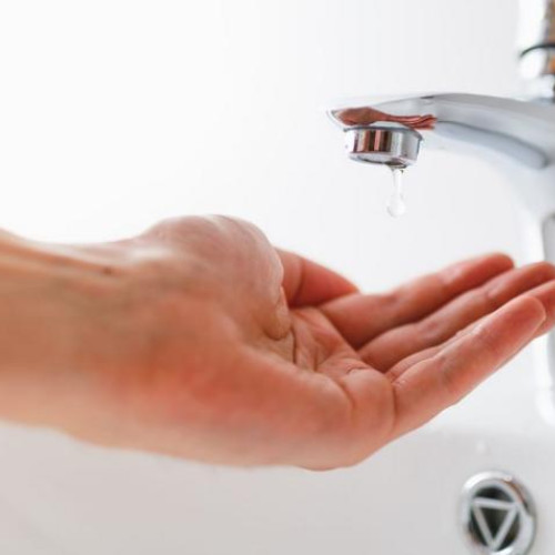 O întrerupere temporară a furnizării apei potabile a fost anunțată pentru data de 31 iulie 2025, din cauza unor lucrări urgente de reparare a unor avarii apărute pe rețeaua de distribuție.