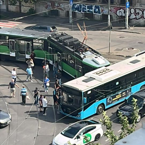 accident grav între tramvai și autobuz STB în sectorul 5