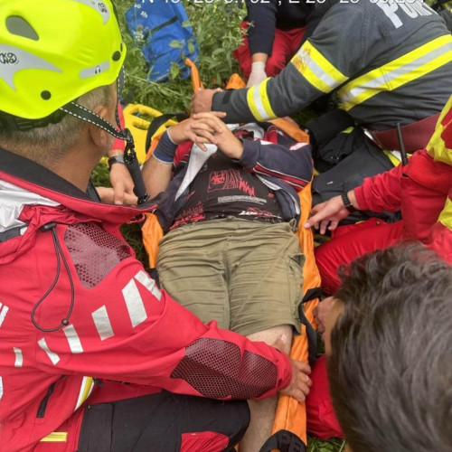 bărbat prins într-o prăpastie aproape de petrila, hunedoara, salvat de echipele de intervenție