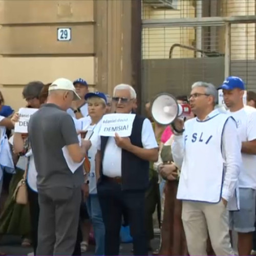 Profesorii protestează pentru al doilea zi consecutiv în fața Ministerului Educației