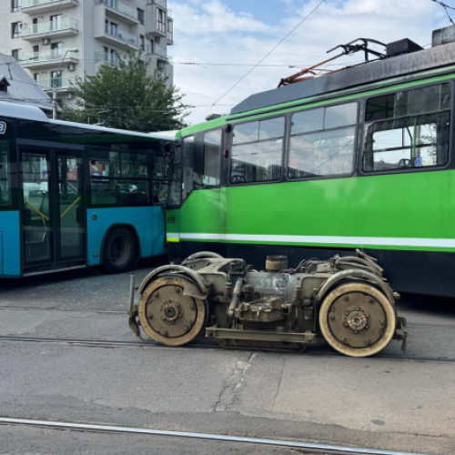 Accident între tramvai și autobuz pe Calea 13 Septembrie din București